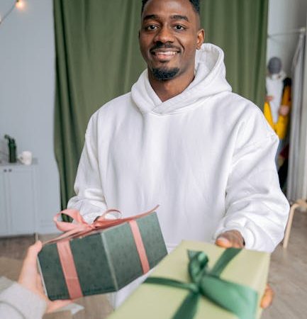 Какой подарок можно подарить школе