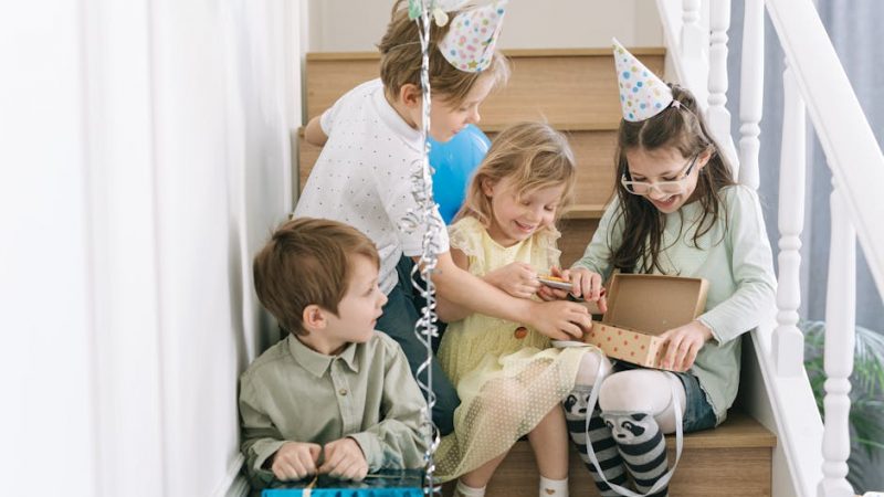 Какие подарки дарят женщине года