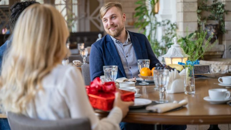 Купить недорого хороший подарок