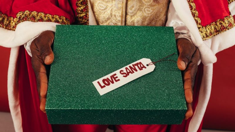 Какой подарок подарить девушке на год