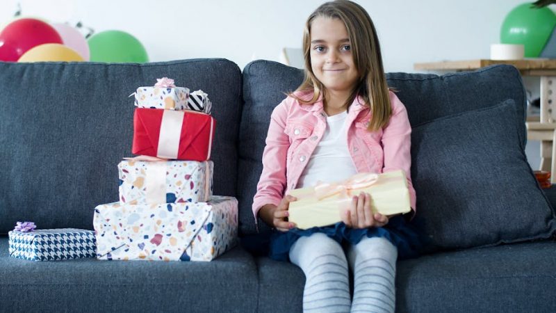 Какой подарок подарить девушке на день