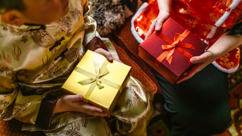 Где можно купить подарок москва