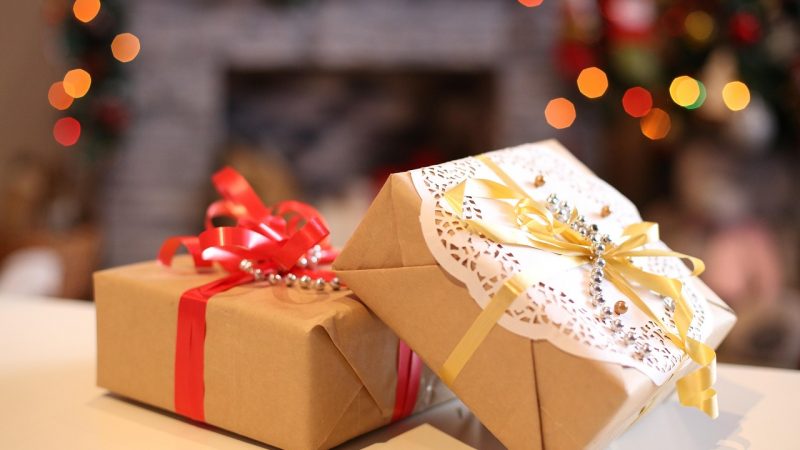 Нужно дарить подарки