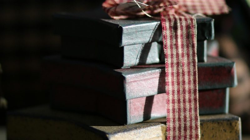 Дарит дорогие подарки